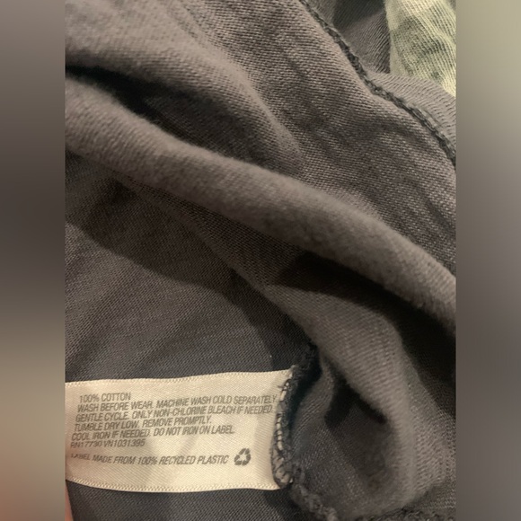 Vneck tshirt bundle. Size medium. - Picture 6 of 8